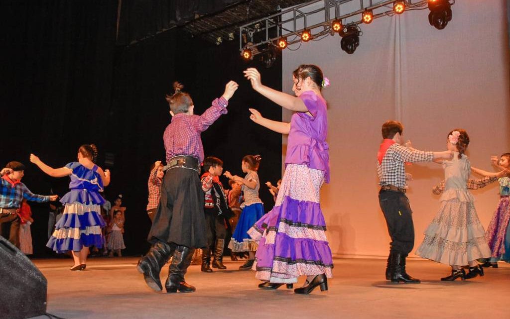 LA SECRETARÍA DE CULTURA Y EDUCACIÓN ACOMPAÑÓ EL FESTIVAL DE LA CANCIÓN “VETERANO DE MALVINAS” LA SECRETARÍA DE CULTURA Y EDUCACIÓN ACOMPAÑÓ EL FESTIVAL DE LA CANCIÓN “VETERANO DE MALVINAS”