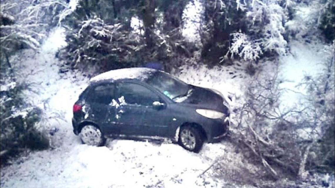 Conductor fue asistido en el CAT después de despistarse sobre el hielo Conductor fue asistido en el CAT después de despistarse sobre el hielo