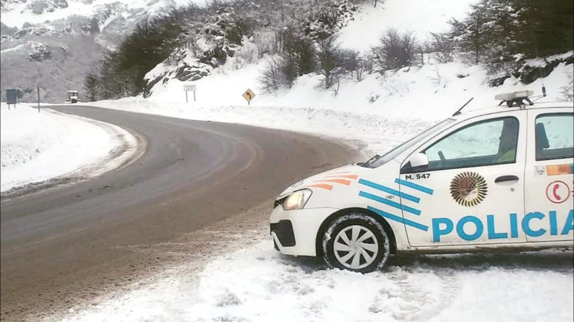 Conductora se despista al intentar sobrepasar a un camión Conductora se despista al intentar sobrepasar a un camión