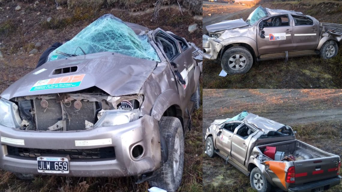 Dos empleados heridos y destrucción total de una camioneta del IPV