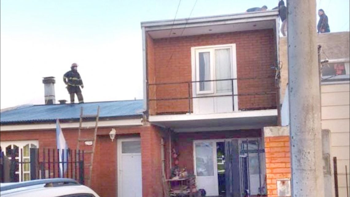 Estaba haciendo fuego para comer un asado pero incendió la casa Estaba haciendo fuego para comer un asado pero incendió la casa