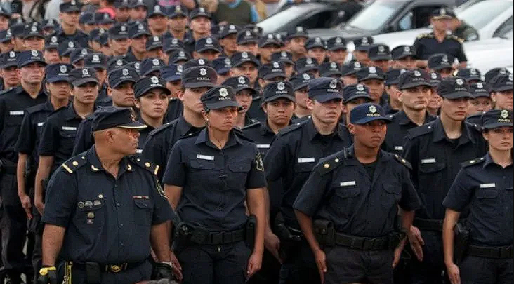 Axel Kicillof confirmó el aumento salarial del 60% para la Policía bonaerense Axel Kicillof confirmó el aumento salarial del 60% para la Policía bonaerense