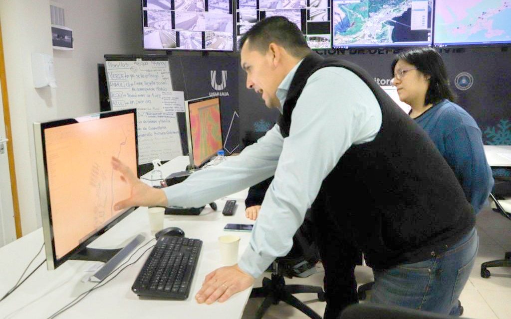 Continúan las tareas de aspersión para prevenir la formación de escarcha y garantizar la transitabilidad Continúan las tareas de aspersión para prevenir la formación de escarcha y garantizar la transitabilidad