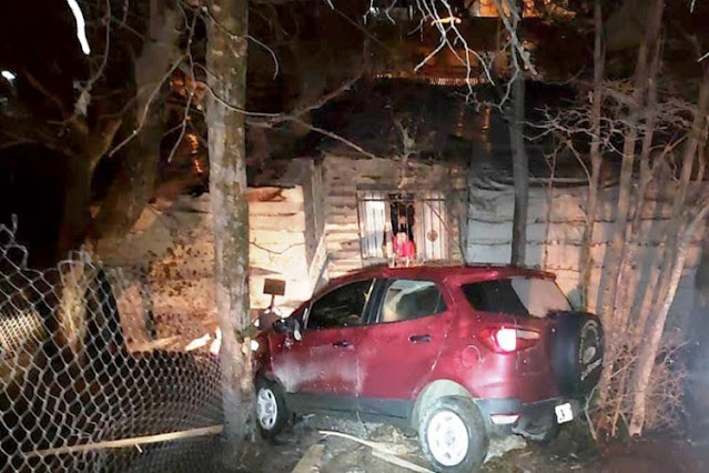 Conductora en la madrugada se metio en un predio con la camioneta