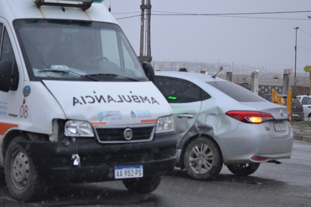 Choque entre ambulancia y un vehiculo particular