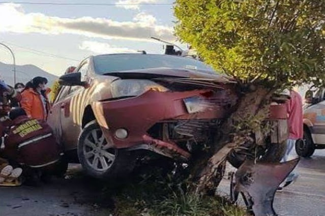 Choque contra un árbol en Ushuaia, una mujer lesionada Choque contra un árbol en Ushuaia, una mujer lesionada
