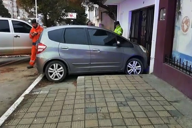 Intento estacionar, pero se subió a la vereda y choco contra un portón Intento estacionar, pero se subió a la vereda y choco contra un portón