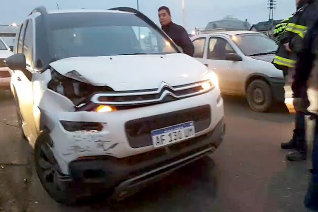 Choque sin lesionados. entre un Citroen y un Daewoo Choque sin lesionados. entre un Citroen y un Daewoo