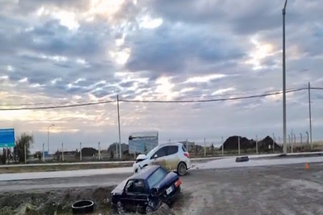 Choque y vuelco, uno de los vehiculos termino en una zanja, un lesionado Choque y vuelco, uno de los vehiculos termino en una zanja, un lesionado