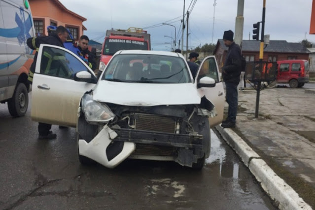 Choque en esquina semaforizada, tres lesionadas Choque en esquina semaforizada, tres lesionadas