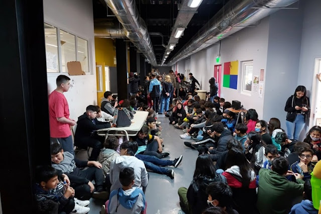Padres denuncian falta de aulas y que los alumnos comen en el piso de un pasillo Padres denuncian falta de aulas y que los alumnos comen en el piso de un pasillo