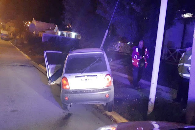 Despiste y choque contra columna de alumbrado en la madrugada en Ushuaia, sin lesionados