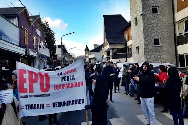 Reclamo frente a Casa de Gobierno de Profesionales Universitarios por aumento salarial