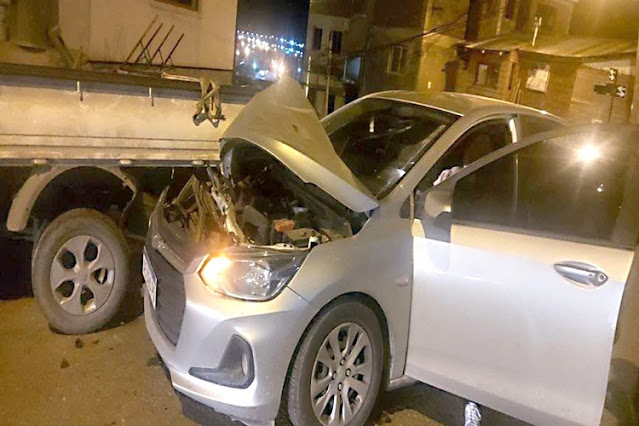 Borracho choco contra un automóvil y un camión estacionado Borracho choco contra un automóvil y un camión estacionado