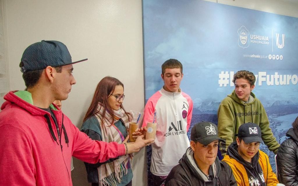 VUOTO Y HARRINGTON RECIBIERON A JÓVENES DE TOLHUIN PRESENTES EN LA FIESTA NACIONAL DE LA NOCHE MÁS LARGA