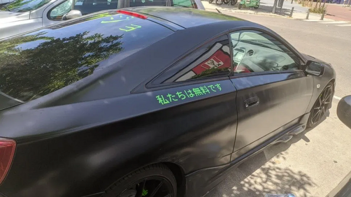 Tuneó su auto con una frase «profunda» en japonés sin saber lo que realmente significaba y el error se hizo viral