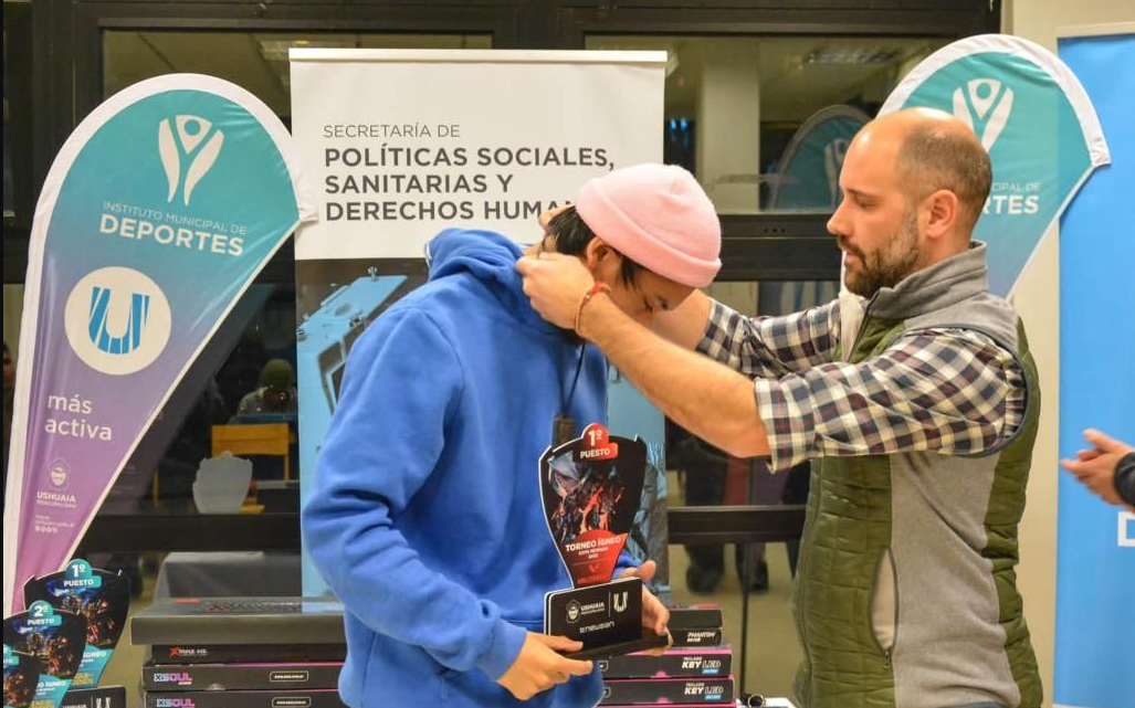 ENTREGA DE PREMIOS A LOS GANADORES DEL TORNEO ÍGNEO «COPA NEWSAN» ENTREGA DE PREMIOS A LOS GANADORES DEL TORNEO ÍGNEO «COPA NEWSAN»