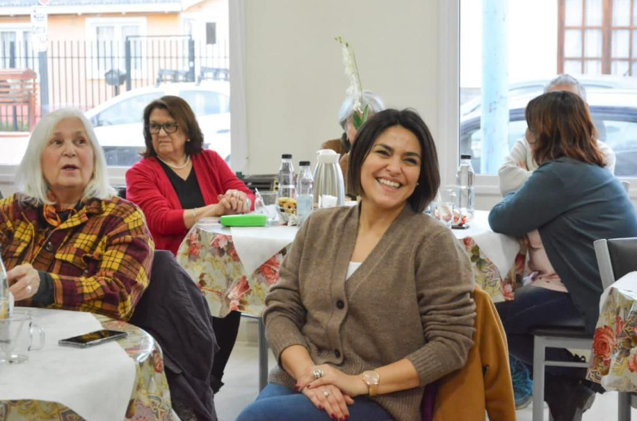 ENCUENTRO EN EL CENTRO DE JUBILADOS KAUPÉN PARA DAR CIERRE AL TALLER “GIRANDO EN PALABRAS” DE LA MUNICIPALIDAD DE USHUAIA ENCUENTRO EN EL CENTRO DE JUBILADOS KAUPÉN PARA DAR CIERRE AL TALLER “GIRANDO EN PALABRAS” DE LA MUNICIPALIDAD DE USHUAIA