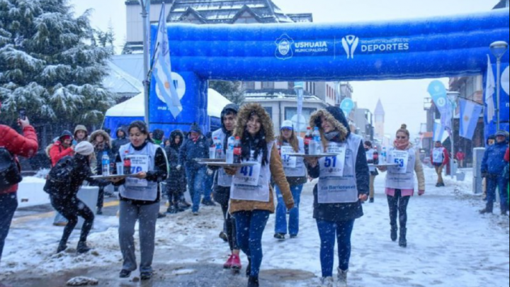 LA MUNICIPALIDAD ACOMPAÑÓ LA CARRERA DE MOZOS Y CAMARERAS ORGANIZADA POR UTHGRA EN USHUAIA