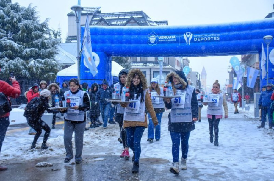 LA MUNICIPALIDAD ACOMPAÑÓ LA CARRERA DE MOZOS Y CAMARERAS ORGANIZADA POR UTHGRA EN USHUAIA