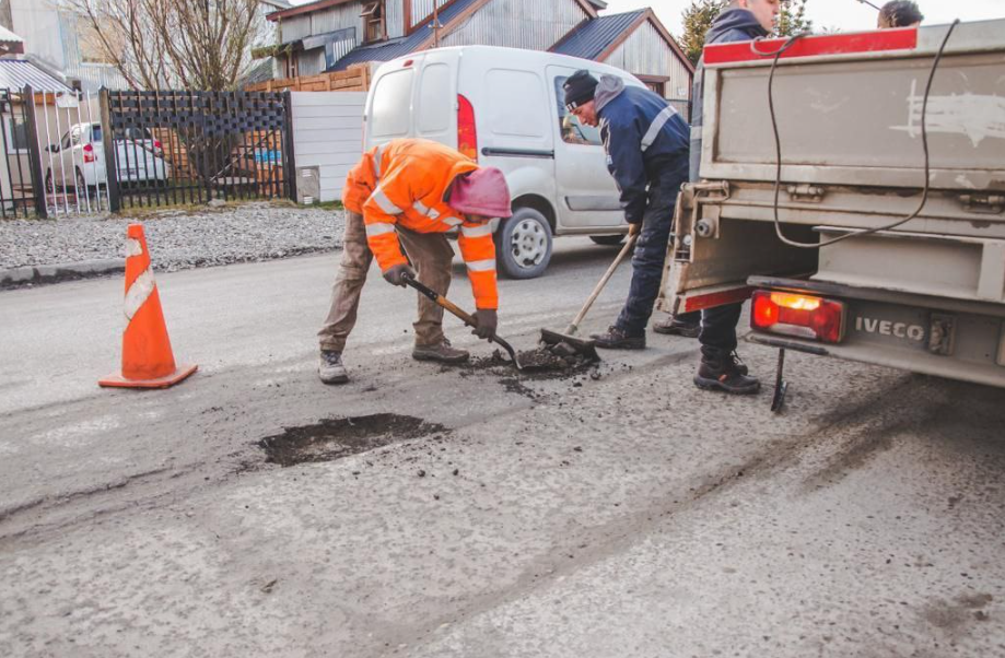EL MUNICIPIO DE USHUAIA CONTINÚA CON LAS TAREAS DE BACHEO EL MUNICIPIO DE USHUAIA CONTINÚA CON LAS TAREAS DE BACHEO