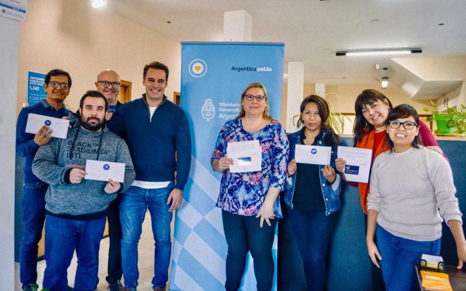 TRABAJADORES Y TRABAJADORAS PROVINCIALES RECIBIERON SU TAREJTA +U