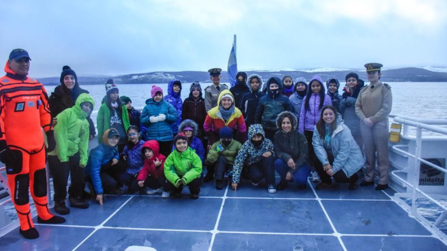 ALUMNOS Y ALUMNAS DE ESCUELAS DEPORTIVAS MUNICIPALES DE USHUAIA NAVEGARON POR EL CANAL BEAGLE
