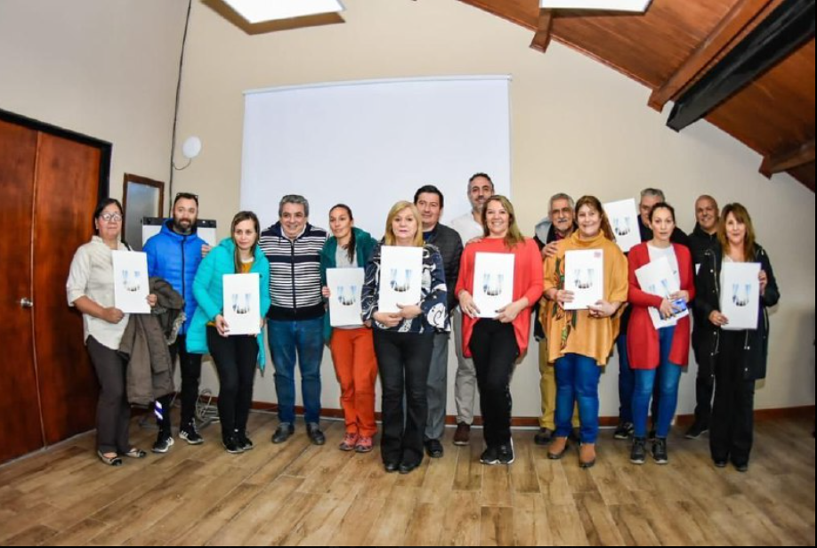 LA MUNICIPALIDAD DE USHUAIA ENTREGÓ 12 TÍTULOS DE PROPIEDAD A VECINOS Y VECINAS DE DISTINTOS BARRIOS DE LA CIUDAD