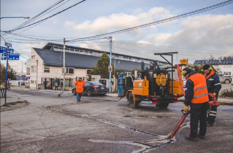 LA MUNICIPALIDAD AVANZA EN EL SELLADO DE LA CALLE ARTURO CORONADO