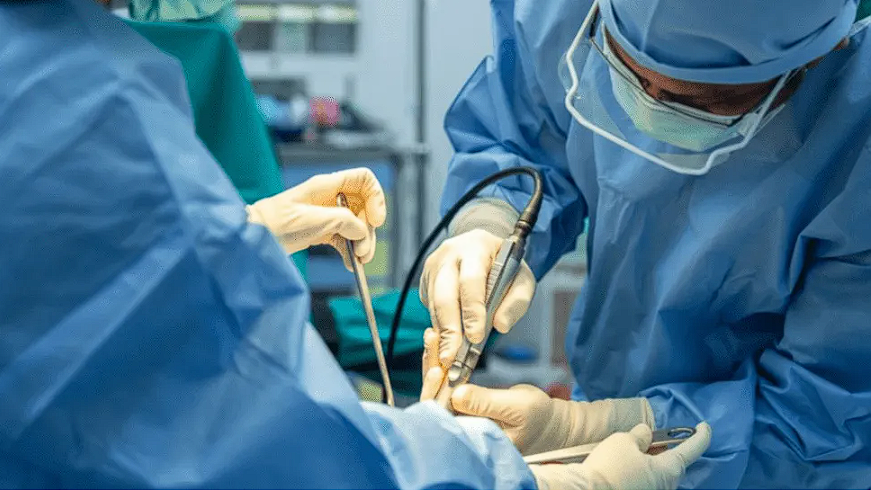 Fue a realizarse una cirugía estética, terminó en coma y ahora lucha por su vida