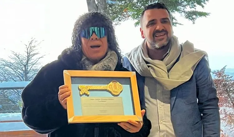 «La Mona» Jiménez recibió la llave de la ciudad de Ushuaia