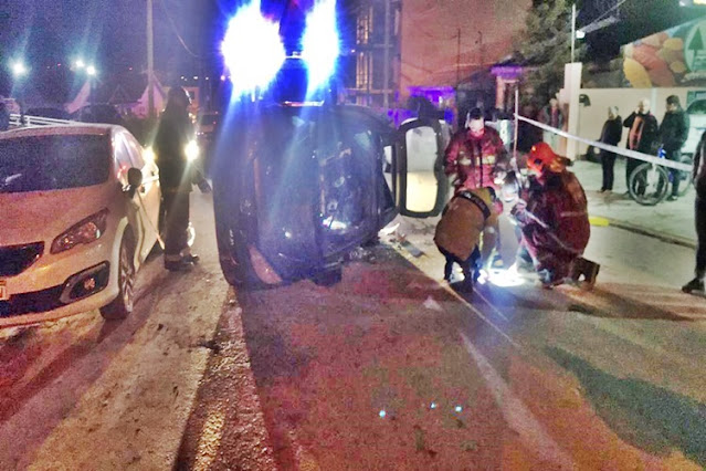 Choque contra vehículo estacionado y vuelco en Ushuaia, conductor trasladado al Hospital Choque contra vehículo estacionado y vuelco en Ushuaia, conductor trasladado al Hospital