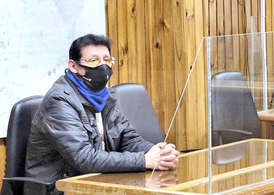 12 años de prisión a un portero por abusar de una niña en una escuela mientras su padre dictaba clases