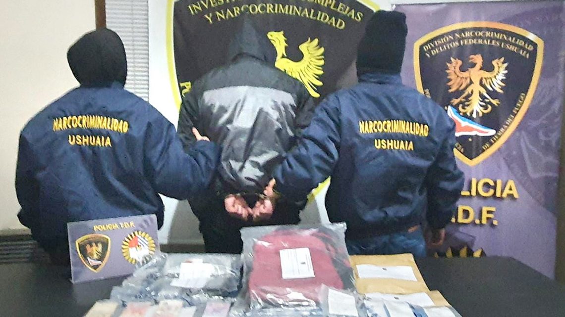 Detienen a un sujeto vendiendo droga en la calle