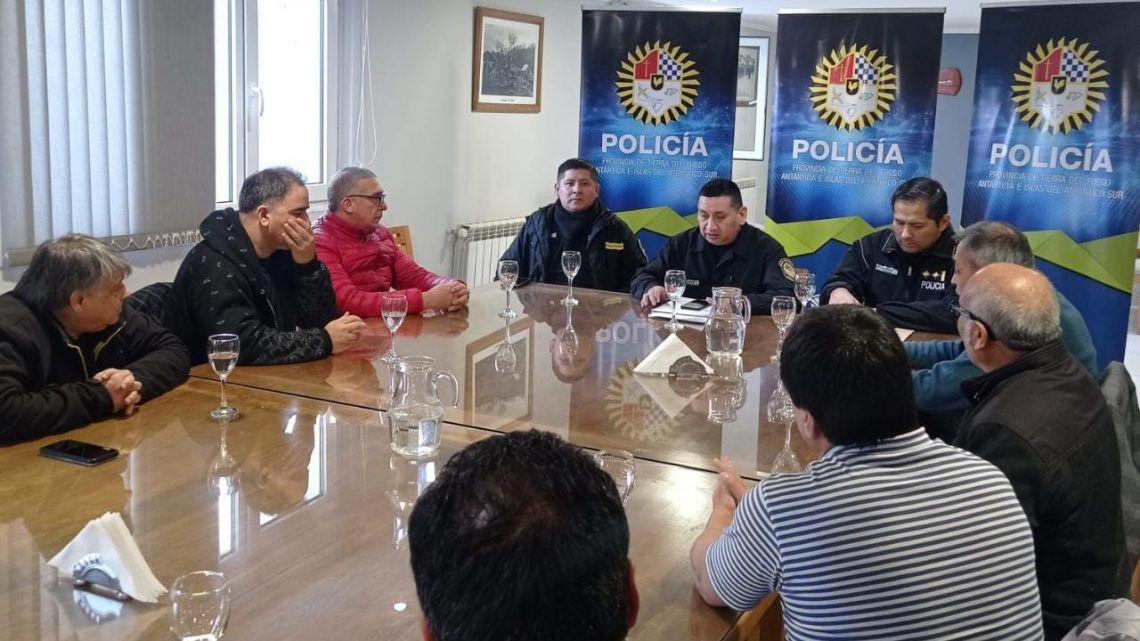 Policía y taxistas acordaron reforzar medidas de prevención en la calle