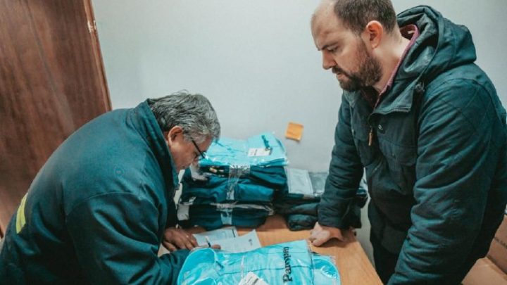 LA UISE ENTREGÓ LA INDUMENTARIA DE TRABAJO A SUS TRABAJADORES Y TRABAJADORAS