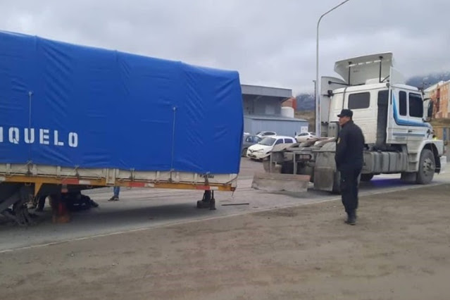 Acoplado se desengancho de un camion en Ushuaia