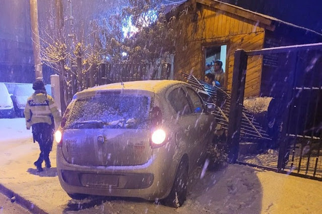 Un auto se estrello contra el portón de una vivienda