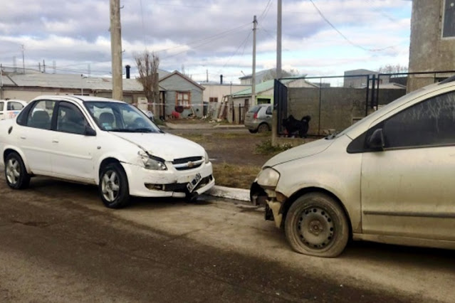 Choque a vehiculo estacionado, tres personas al Hospital