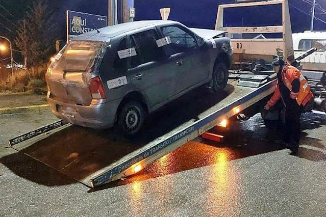 Choco un vehículo estacionado en Ushuaia y dejo su automóvil abandonado