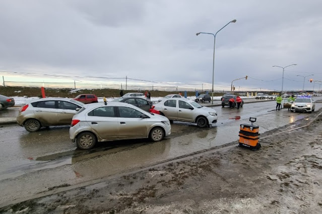 Cinco vehiculos involucrados en un choque multiple