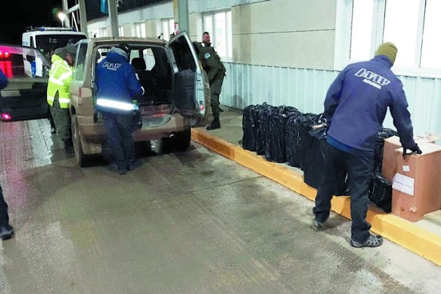 Incautan contrabando de cigarrillos con destino a Chile, el conductor huyo a pie