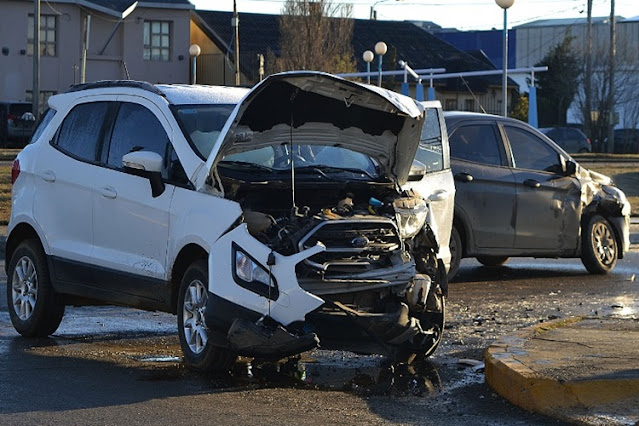 Choque sin lesionados entre una camioneta y un automovil