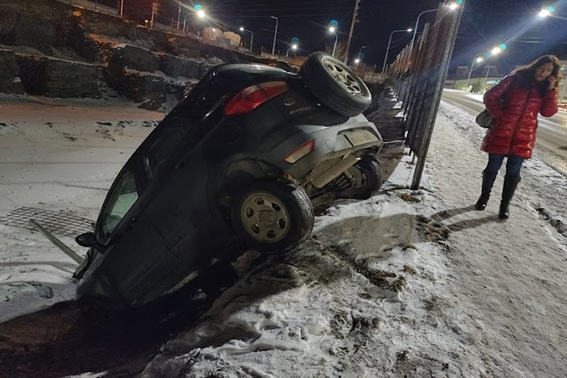 Desbarranco una Eco Sport con 5 jóvenes en Ushuaia