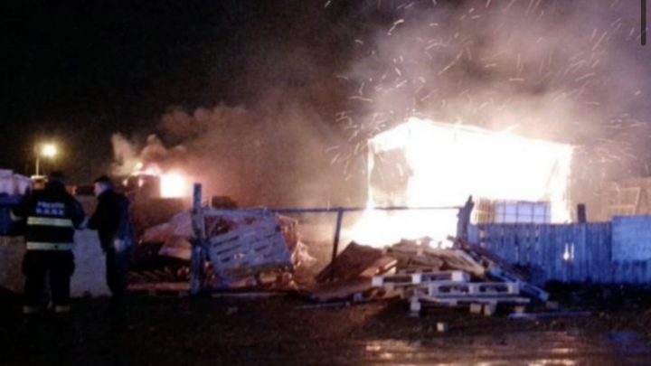 Prendieron fuego a una casilla y un colectivo abandonado en la margen sur