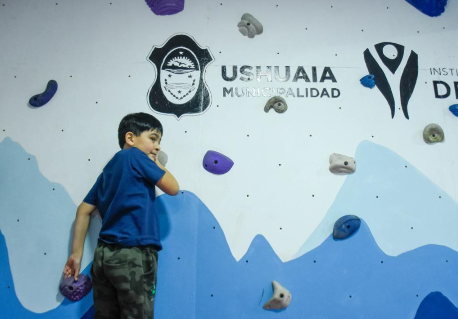 EL IMD JUNTO A 7 CIMAS INAUGURARON LA ESCUELA MUNICIPAL DE ESCALADA