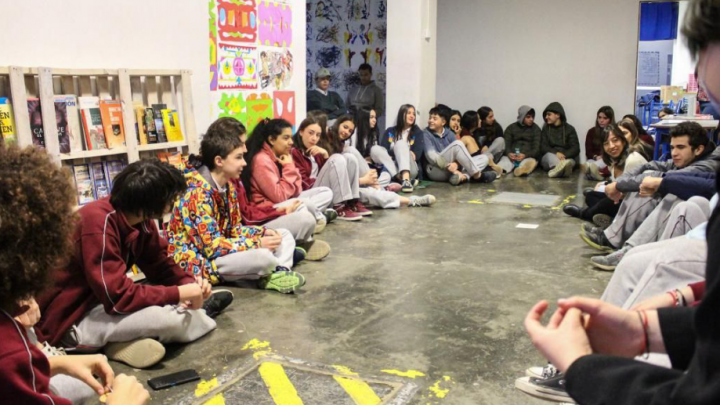 LA SECRETARÍA DE LA MUJER REALIZÓ EL TALLER «(RE) PENSANDO VÍNCULOS» EN EL COLEGIO JULIO VERNE