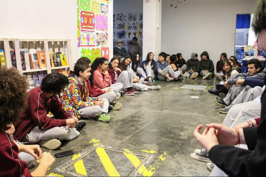 LA SECRETARÍA DE LA MUJER REALIZÓ EL TALLER «(RE) PENSANDO VÍNCULOS» EN EL COLEGIO JULIO VERNE