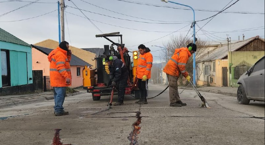 LA MUNICIPALIDAD DE USHUAIA REALIZÓ TRABAJOS DE SELLADO EN LA CALLE MARCOS ZAR