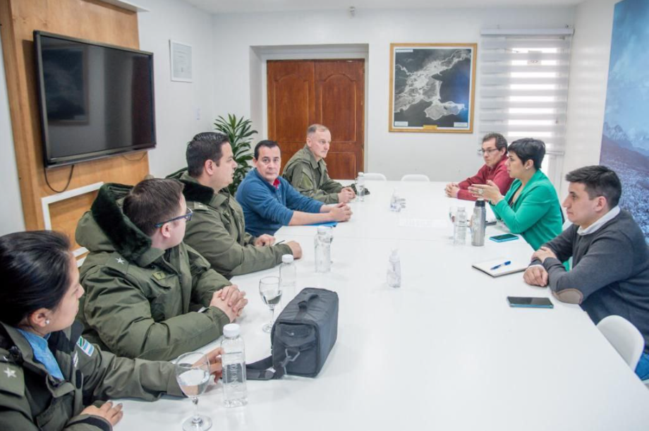 LA MUNICIPALIDAD DE USHUAIA Y GENDARMERÍA NACIONAL COORDINAN LA PRÓXIMA DESTRUCCIÓN DE PRECURSORES QUÍMICOS LA MUNICIPALIDAD DE USHUAIA Y GENDARMERÍA NACIONAL COORDINAN LA PRÓXIMA DESTRUCCIÓN DE PRECURSORES QUÍMICOS